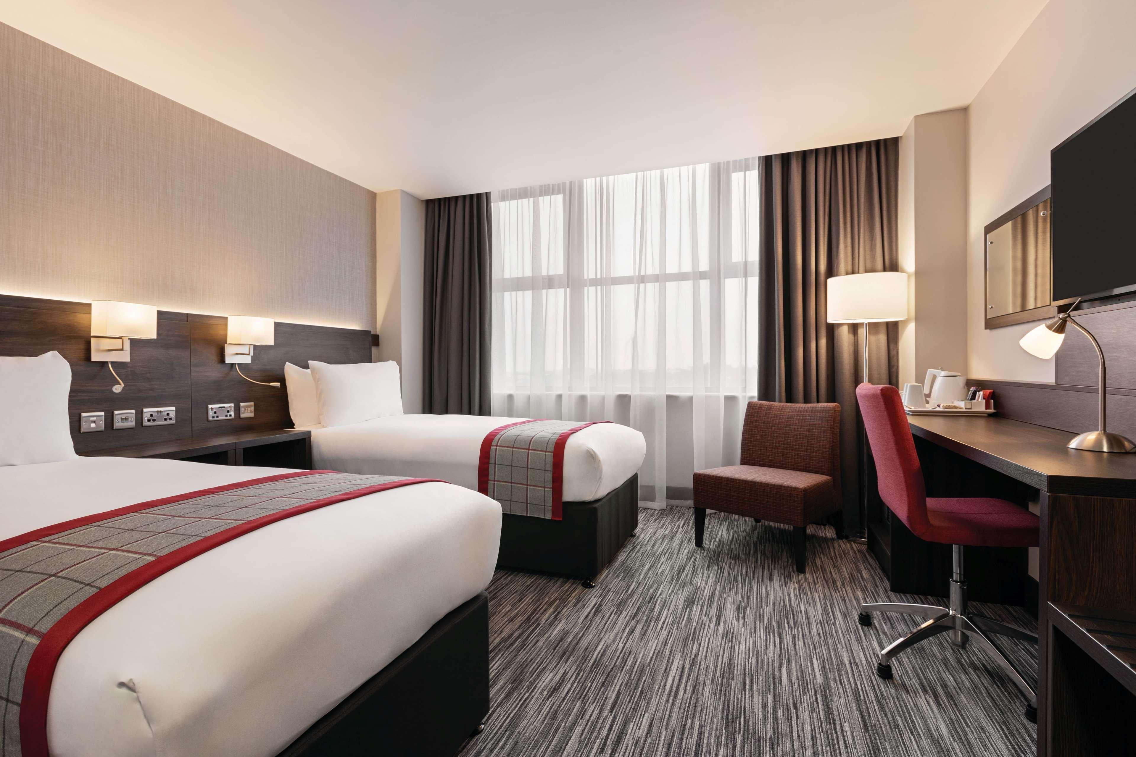 รามาดา บาย วินด์แฮม ลีดส์ อีสต์ Hotel ภายนอก รูปภาพ